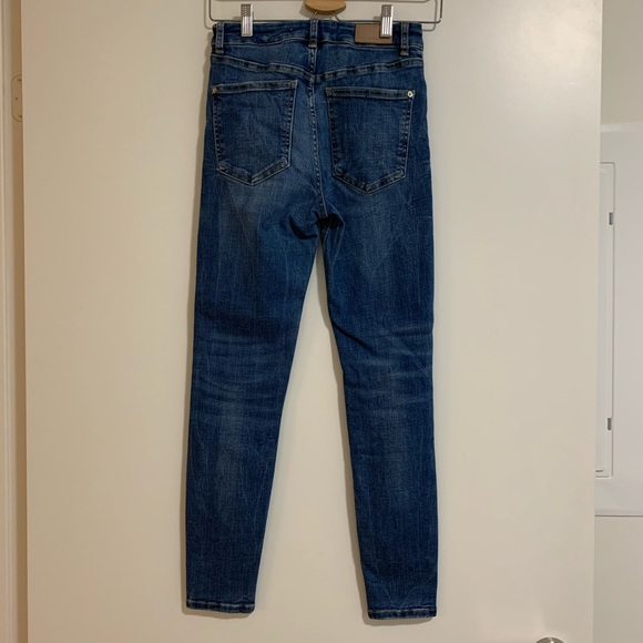 Zara High Wasted Skinny Jeans - Picture 2 of 2